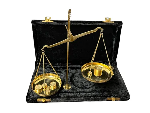 Vista 3 de Báscula de equilibrio pulida de latón antiguo con caja de terciopelo con pesos, joyería de 1.76 oz