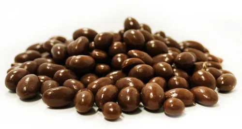 Vista 4 de Its Delish - Cacahuetes cubiertos de chocolate con leche gourmet – Bolsa a granel de 1 libra – Cacahuetes recubiertos de chocolate negro lácteo
