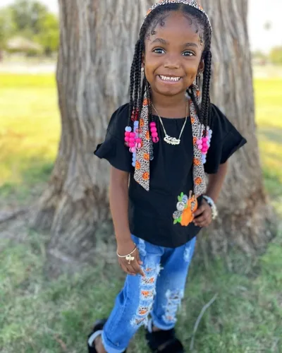 Vista 7 de Unique Baby Conjunto de jeans rasgados de mezclilla con estampado de animales para niñas, Granate