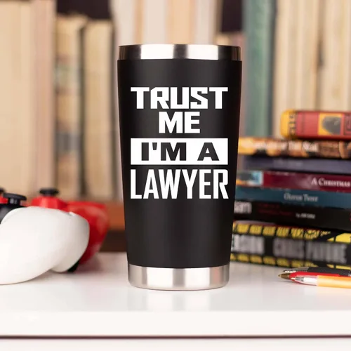 Vista 7 de Regalos de abogado para hombres Trust Me I'm a Lawyer Vaso de viaje de acero inoxidable grabado con láser de 20 onzas, regalo de Navidad