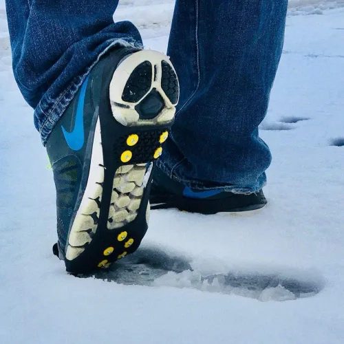 Vista 3 de Fiersh - Calzado de nieve antideslizante para zapatos y botas - 10 tacos de acero para mujer, hombres y niños (extra 10 tachuelas)