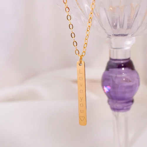 Vista 8 de Collar personalizado con nombre de barra vertical, colgante para parejas grabadas para él y para ella en inglés antiguo, cursiva o escritura