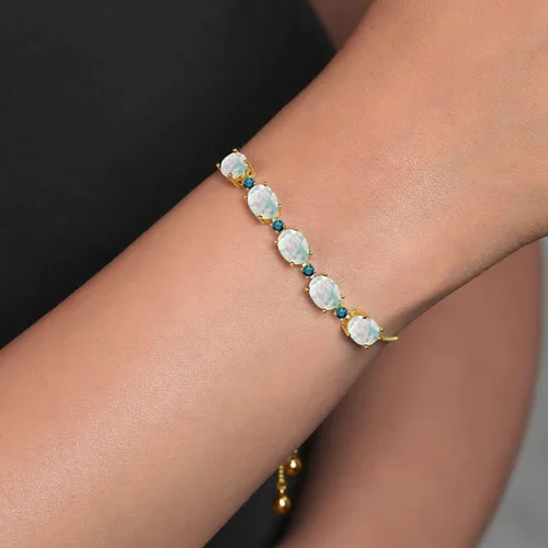 Vista 4 de Gem Stone King Pulsera de plata chapada en oro amarillo de 18 quilates con diamantes azules de ópalo de imitación ovalada de 5.26 quilates