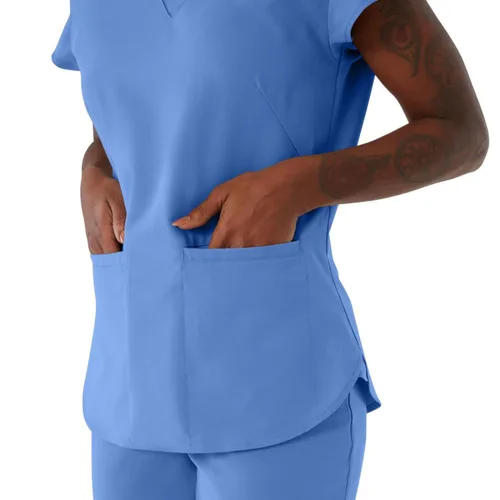 Vista 4 de ave. Camiseta médica Monroe con cuello en V y dos bolsillos para mujer, color azul Ceil, talla M