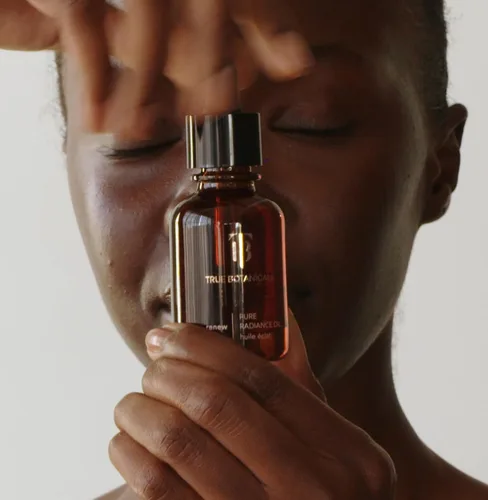 Vista 9 de True Botanicals Renew Pure Radiance Oil Aceite facial antienvejecimiento con rosa mosqueta Reduce la apariencia de líneas finas y arrugas