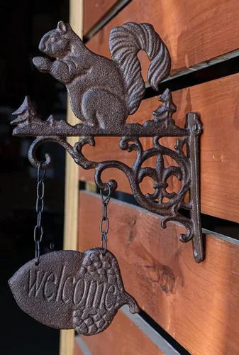 Vista 9 de Ebros Gift Ardilla de hierro fundido rústico con diseño de pergamino, estilo vintage, estilo de campo occidental, con letrero de bienvenida