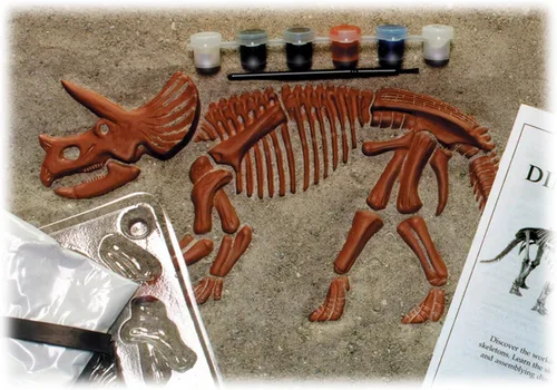 Vista 2 de Eyewitness Kits Dinoworks Triceratops Kit de fundición de esqueleto