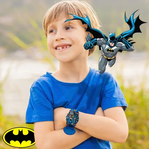 Vista 3 de Accutime Batman DC Comics - Reloj digital para niños, luces LCD intermitentes, apertura abatible, reloj musical, banda de plástico azul, Logo Cara