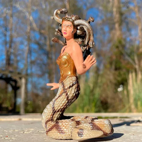 Vista 7 de Safari Ltd Mythical Realms figura de acción de Medusa