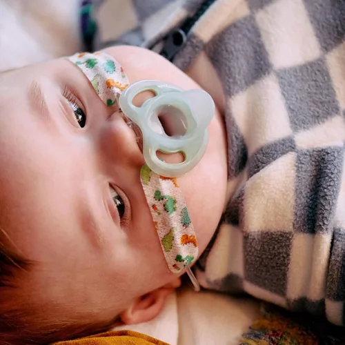 Vista 2 de Tommee Tippee - Chupete de silicona ultraligero, 6-18 meses, diseño simétrico de una pieza, sin BPA, paquete de 4