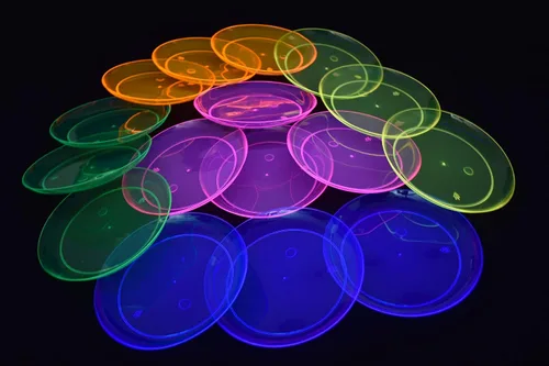 Vista 10 de DIRECTGLOW LLC Platos de fiesta reactivos Blacklight (20, 10.25 pulgadas)
