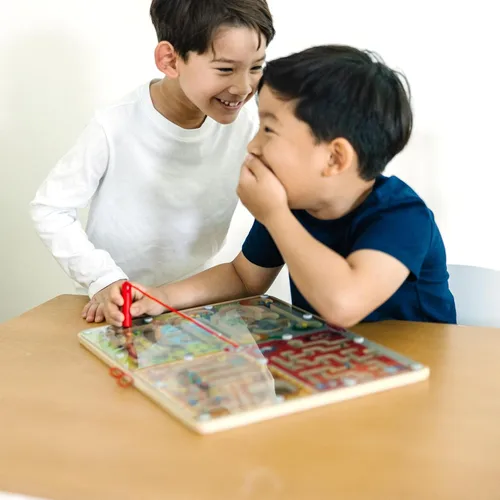 Vista 7 de Melissa & Doug PAW Patrol - Tablero de laberinto magnético de madera 4 en 1 con varita, certificado FSC