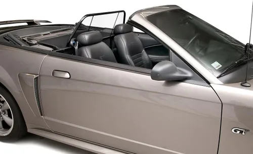 Vista 2 de Love The Drive Deflector de viento convertible Ford Mustang 1994-2004 con barra de luz