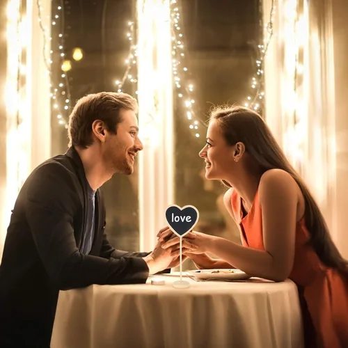 Vista 7 de 12 pizarras pequeñas con forma de corazón y soporte para tablero de mensajes, letreros pequeños de madera para bodas, fiestas de cumpleaños, números