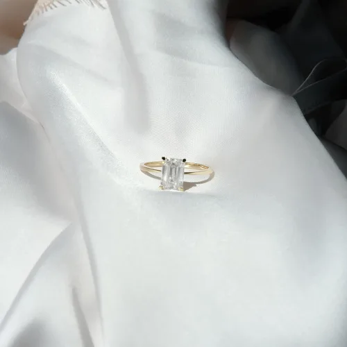 Vista 6 de espere Anillo de compromiso de moissanita de corte esmeralda de 2 quilates, anillo de compromiso clásico de oro sólido, anillo de oro amarillo de 14