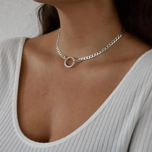 Vista 3 de Collar de gargantilla en plata 950 o chapado en oro con luna tallada a mano o dije circular, con diferentes cadenas y extensiones para ajustarlo