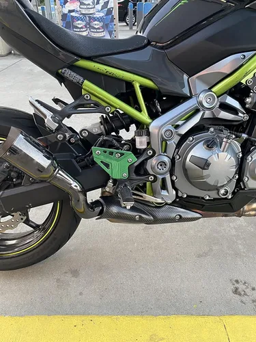 Vista 3 de Accesorios de aluminio CNC para motocicleta, reposapiés, juego trasero, estribera, placas de talón, protector para Kawa' Z900 2017-2022 2023