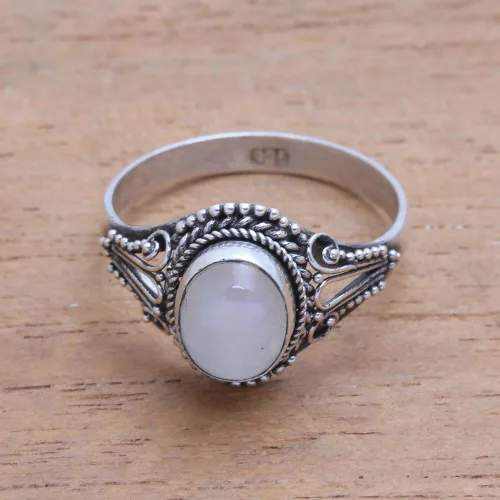 Vista 3 de NOVICA Anillo de plata de ley 925 con piedra lunar arcoíris, Plata de ley, piedra de luna Sin gemas.