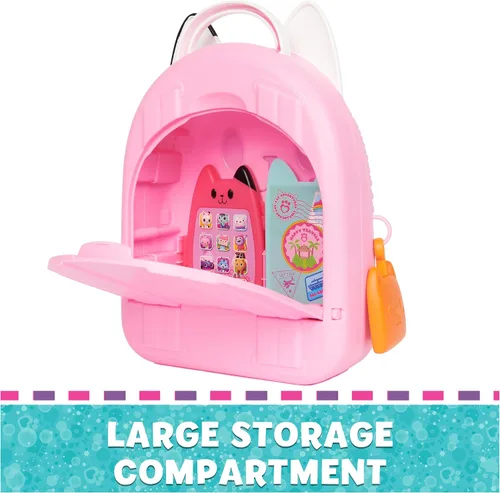 Vista 7 de Gabby's Dollhouse, Gabby Girl On-The-Go Juego de Viaje, Juguetes de Viaje de Juego de Simulación, Pasaporte de Juguete, Teléfono de Juguete y Dije