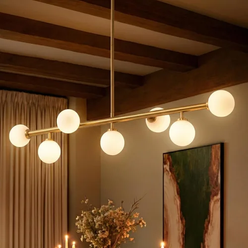 Vista 2 de Candelabro de mediados de siglo, lámpara colgante Sputnik de latón dorado con pantalla de lámpara de vidrio blanco, Candelabros lineales de globo