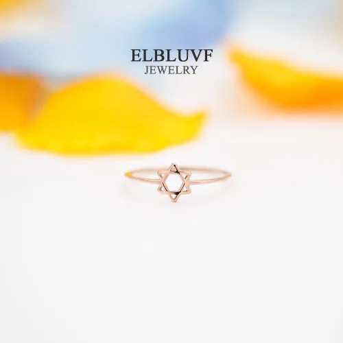 Vista 3 de Anillo de acero inoxidable chapado en oro rosa de 14 quilates con estrella de David judío estrella, diseño de estrella