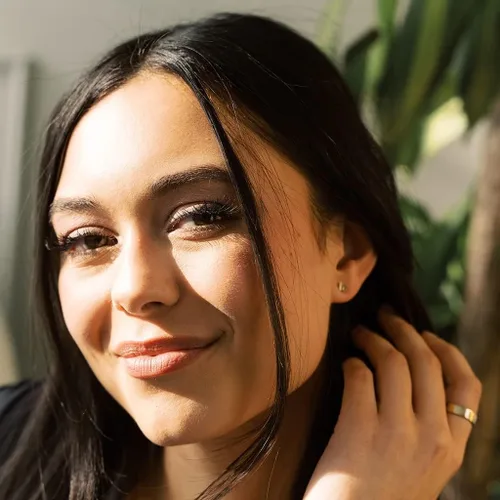 Vista 7 de HONEYCAT Mini aretes de mariposa en oro, oro rosa o plata Joyería minimalista y delicada