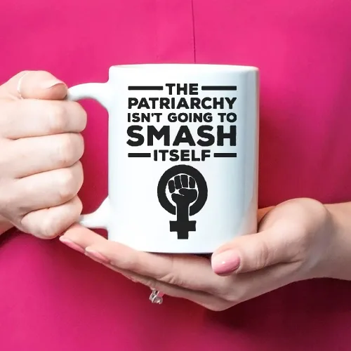 Vista 4 de Fonhark - The Patriarcchy Isn't Going to Smash Itself, Feminista, Feminismo, Girl Power, Mujeres, Sassy, Taza de café matutina, 11 oz, color blanco