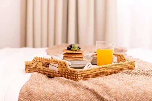 Vista 2 de YANGQIHOME Bandeja de ratán tejida a mano de 14.6 pulgadas con asas, bandeja rectangular de mimbre para mesa de café, desayuno, bebidas, frutas