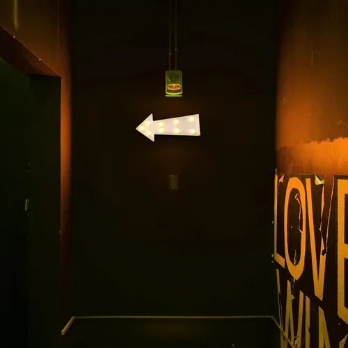 Vista 3 de Letrero de flecha 3D con luz LED de plástico en forma de flecha, letrero iluminado para decoración de pared para sala de cumpleaños, boda
