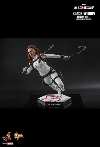 Vista 3 de Hot Toys Marvel Comics Black Widow Black Widow (versión traje de nieve) figura coleccionable a escala 1/6