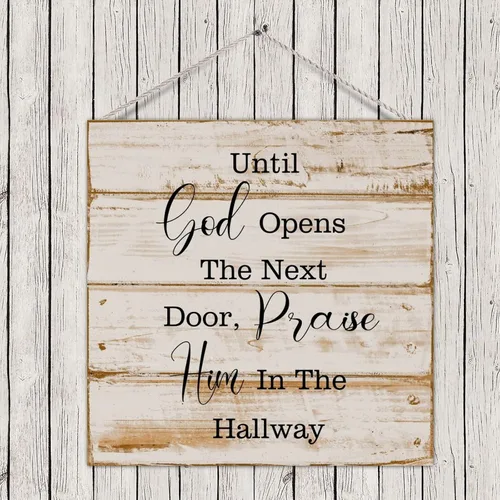 Vista 3 de Letrero de madera con texto en inglés «Until God Opens The Next Door Praise Him in The Hallway»