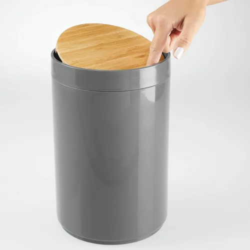 Vista 4 de mDesign Basurero de plástico redondo pequeño - Papelera de basura con contenedor de tapa de cierre oscilante - Papelera de baño - Sostiene residuos