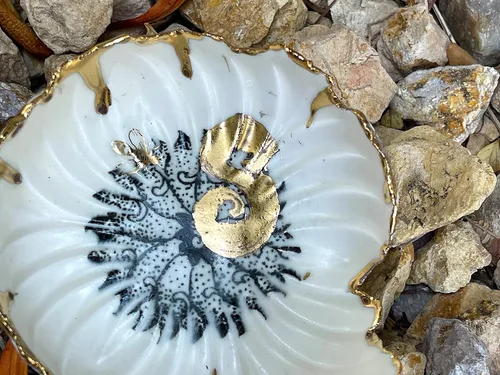 Vista 3 de Plato de anillo de flor de loto y mariposa de oro blanco y verde con inicial S, placa de joyería de cerámica hecha a mano con monograma - Foto