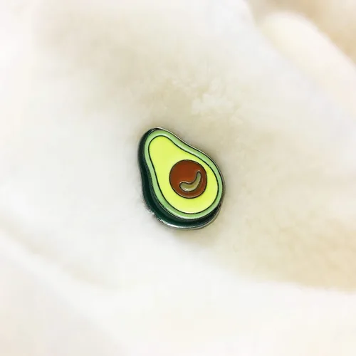 Vista 4 de Flairs New York - Broche de solapa esmaltado hecho a mano, Mini aguacate.
