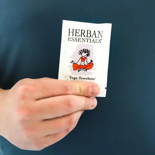 Vista 4 de Herban Essentials Toallitas para esterillas de yoga, aceite esencial de lavanda, toallitas húmedas envueltas individualmente para toallitas después