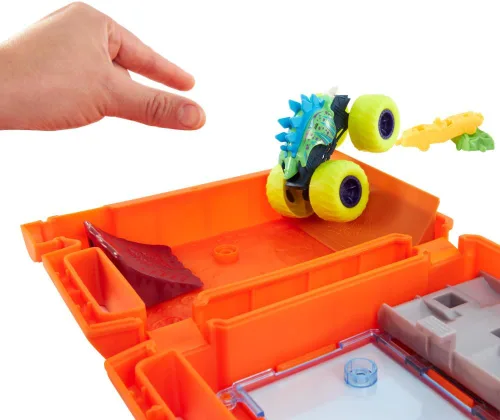 Vista 4 de Hot Wheels Monster Trucks Repostaje y pista de arranque para automóviles de juguete con bote de gas, incluye 2 vehículos, 4 años (HXT04)