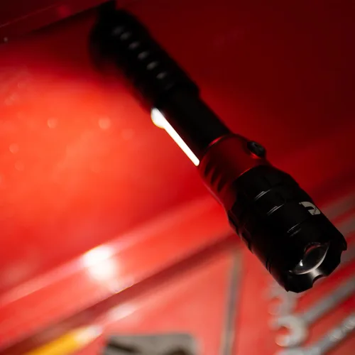 Vista 2 de Cummins CMN35360 Pro Series Pistón Extensible Linterna Recargable 2000 Lumen LED Múltiples Modos de Luz Más Banco de Energía