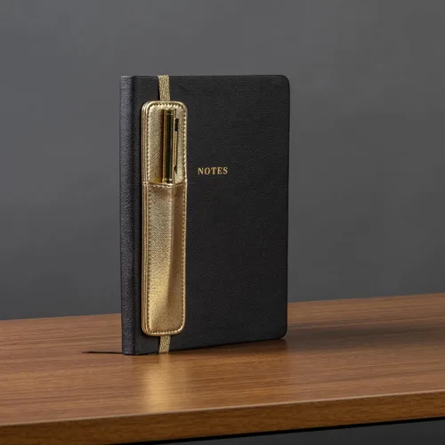 Vista 5 de WORLD TRAVELER Eccolo - Diario mediano con bolígrafo, cuaderno A5 de tapa dura negro y dorado con 256 páginas marfil, soporte para bolígrafo