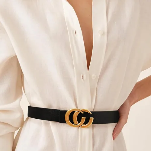 Vista 3 de Cinturón de cuero clásico con hebilla de metal para mujer con vestido de jeans