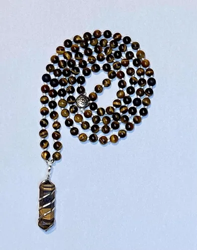 Vista 5 de Ojo de tigre - 108 Mala curativa mágica anudada hecha a mano con piedras preciosas 100% auténticas (0.315in), con colgante en espiral de ojo