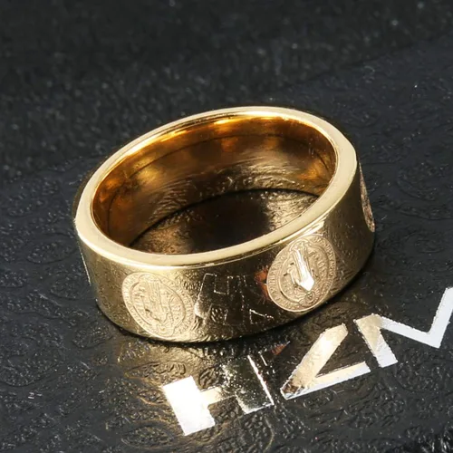 Vista 4 de HZMAN Anillo de exorcismo de San Benito para hombre, de acero inoxidable, cruz católica, romana, protección de demonios, cazador de fantasmas, oro