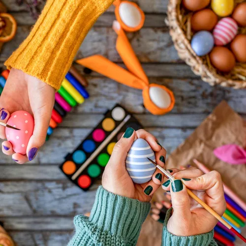 Vista 7 de YunKo Huevos de Pascua de madera, 6 piezas de huevos falsos para gallinero, huevos de Pascua para manualidades, huevos de nido marrón para poner