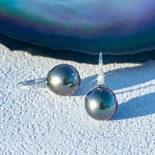 Vista 6 de Aretes de oro de 10 quilates con moissanita de 9 a 0.433in, perlas negras naturales seleccionadas a mano con calidad AAAA, diamante de moissanita