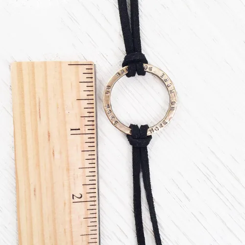 Vista 5 de Pulsera reversible con diseño de círculo infinito de bronce peruano, cordón ajustable de piel de ante sintético negro, pulsera de apoyo de la amistad