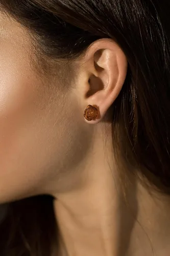 Vista 4 de Aretes de plata de ley con rosa de ámbar báltico auténtico, hechos a mano con ámbar báltico auténtico