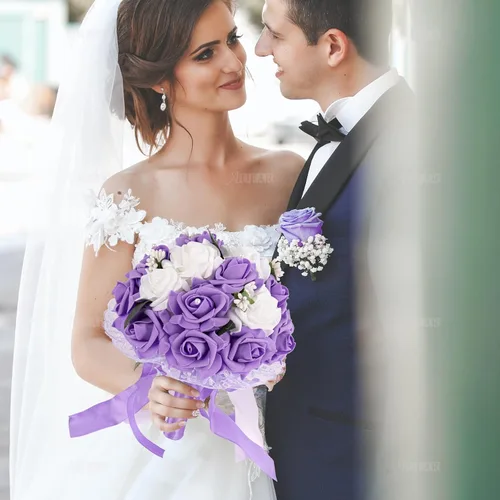 Vista 3 de AUEAR, Ramos de novia de flores para dama de honor, perla de seda, rosa artificial para fiesta de novia e iglesia (morado)