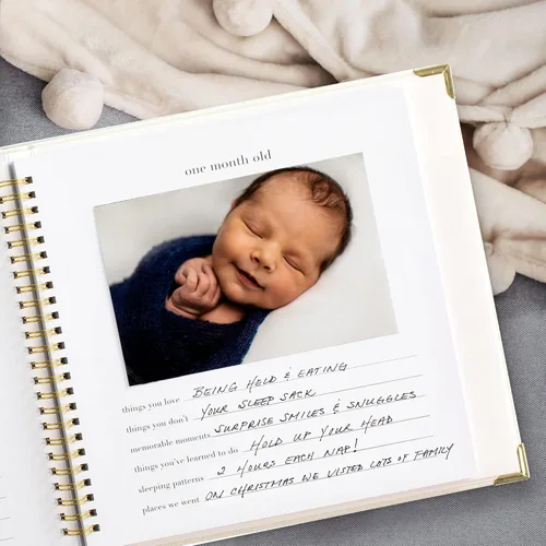 Vista 2 de Libro de recuerdos de bebé para niños y niñas – Libro atemporal para bebés de 5 años – Libro de recortes de diario neutro o álbum de fotos