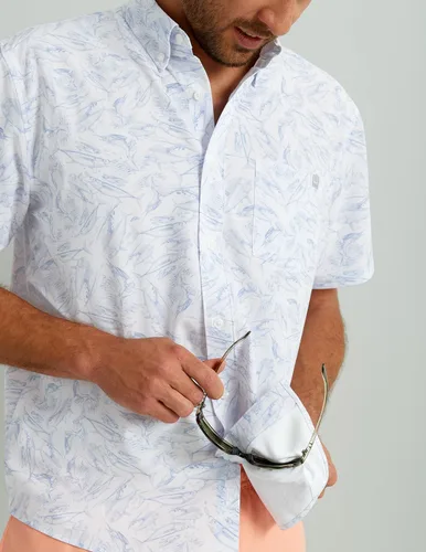 Vista 3 de HUK Camisa Kc Scott estampada Kona, camisa de rendimiento con botones de manga larga para hombre Fish Chaos - Blanco