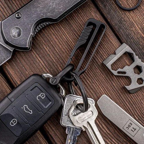 Vista 7 de TISUR Llavero con clip para cinturón, mosquetón de titanio con llavero desmontable para cinturón de trabajo, regalo para hombres y mujeres, anillo