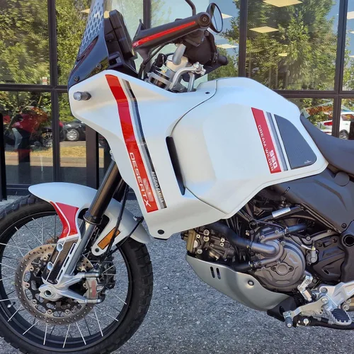 Vista 5 de Resin Bike Calcomanías 3D para motocicleta compatibles con Ducati DesertX 2022-2026. Protectores laterales del tanque contra impactos y arañazos.
